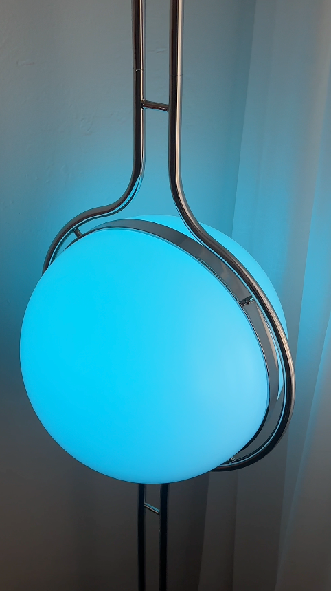Pluto Floor-to-Ceiling Lamp